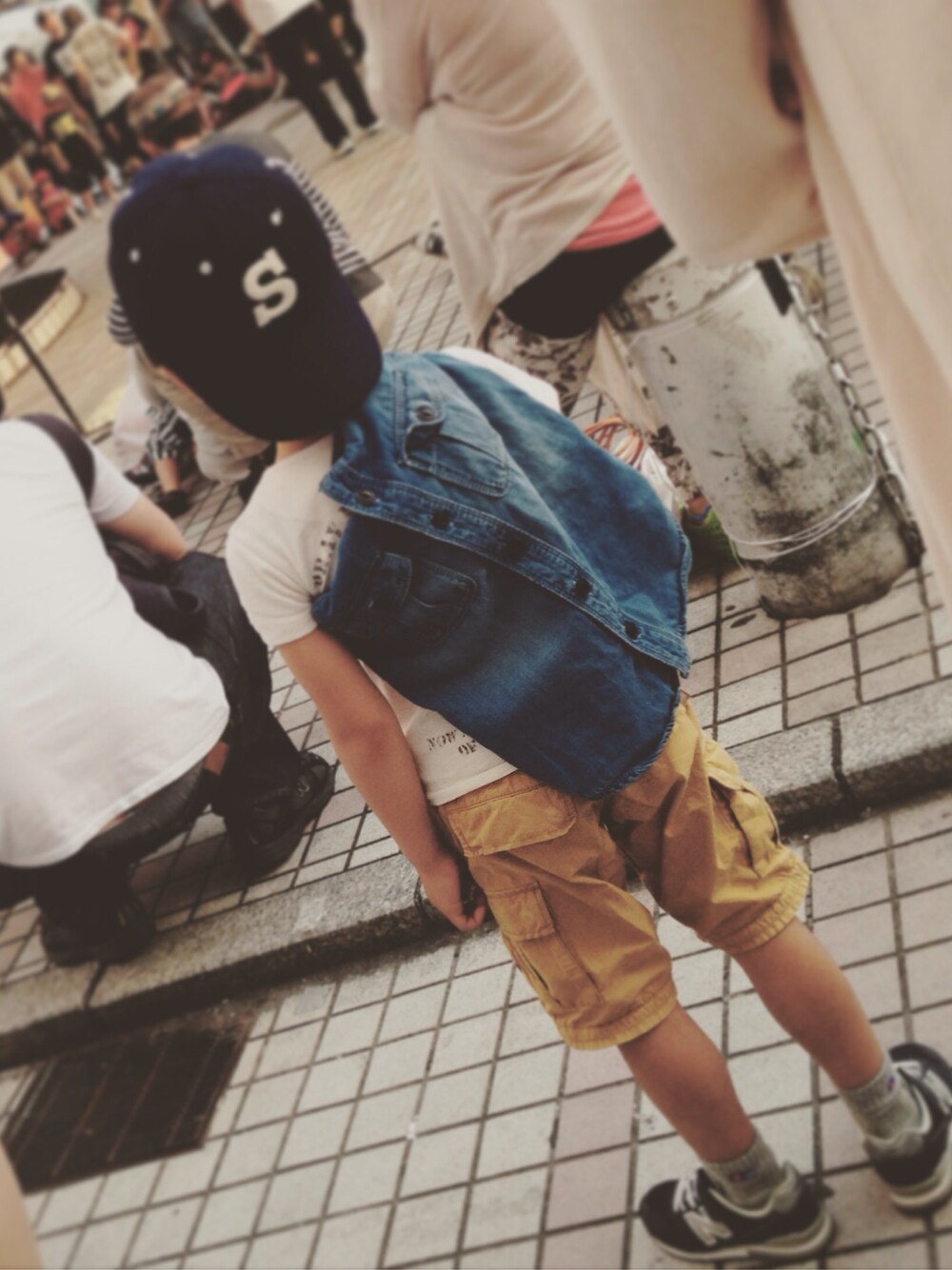 「DENIM DUNGAREE、タスキがけ、ダンガリーシャツ」｜「GAPのアイテム（シャツ/ブラウス、ブルー系）」を使った、miwaさん（キッズ・110cm）の春コーディネートの1枚目の写真