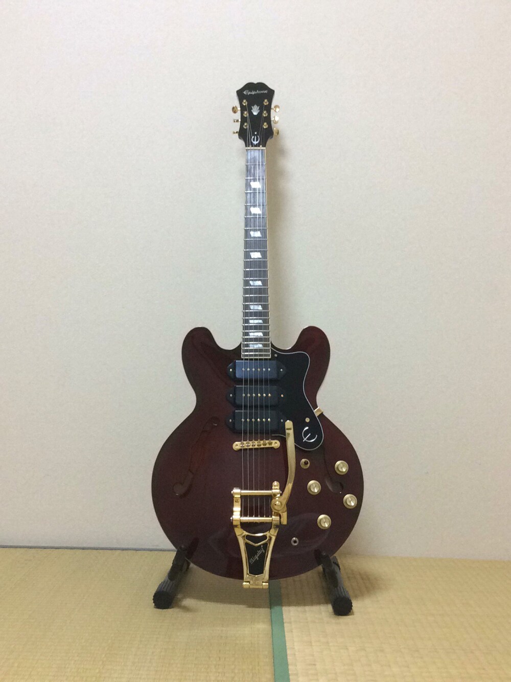 レッド系の音楽/本・雑誌を着用したメンズの秋コーディネートの1枚目の写真