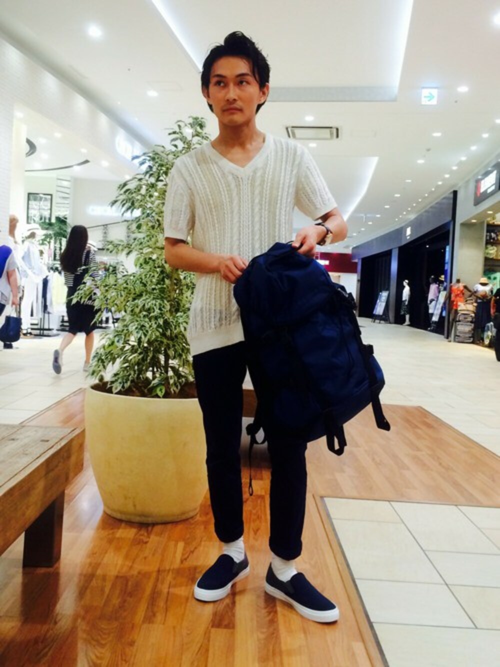 ホワイト系のニット/セーター、グリーン系のスリッポンを着用したメンズの春コーディネートの1枚目の写真