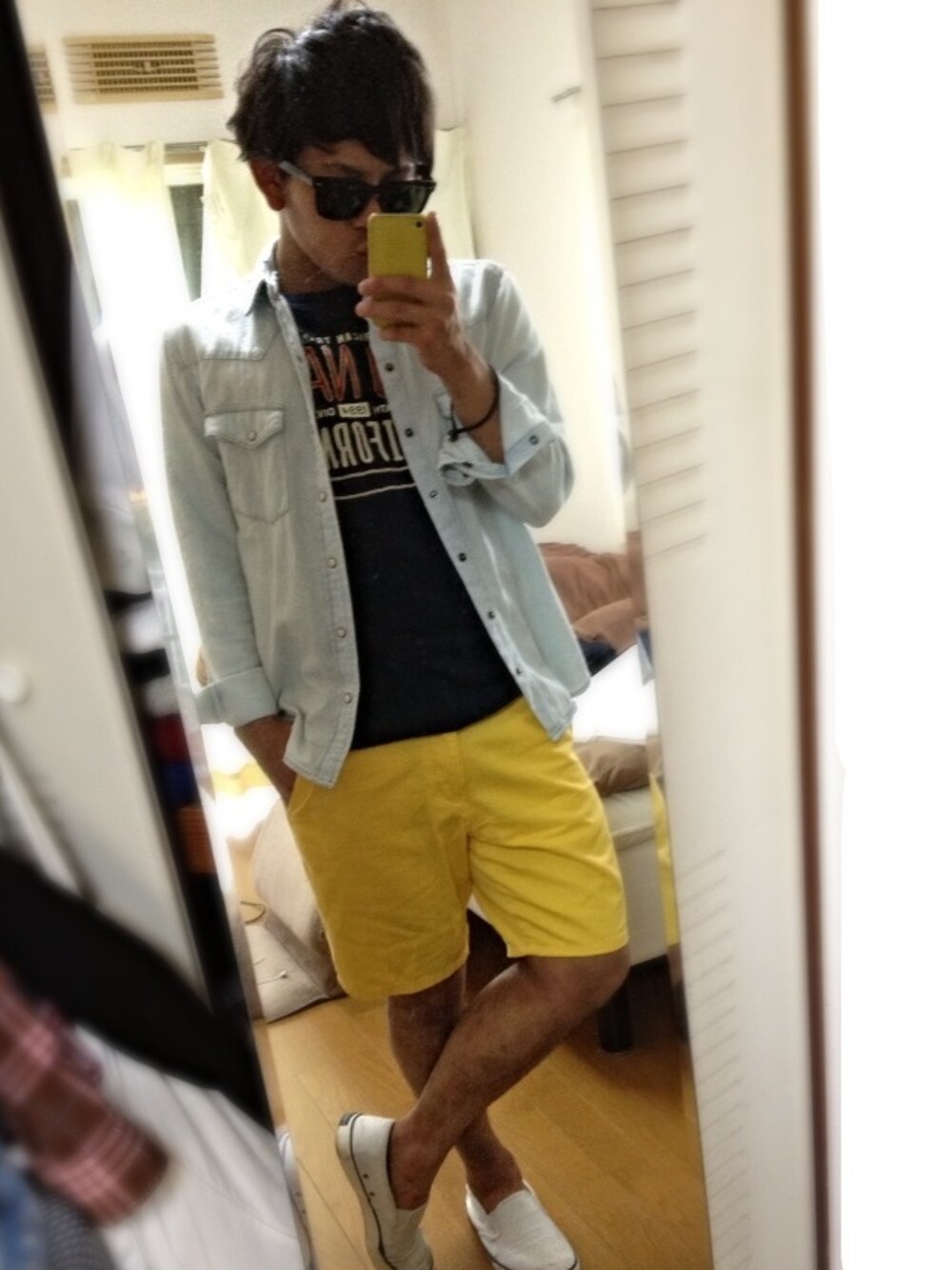 イエロー系のその他パンツ、ブルー系のシャツ/ブラウス、ブラック系のTシャツ/カットソーを着用したメンズの夏コーディネートの1枚目の写真