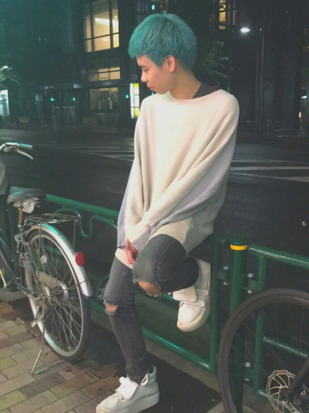 「雨の日コーデ、ビッグシルエット、スウェット、スキニーパンツ、厚底シューズ、美容師、派手髪、カジュアル、古着MIX、シンプル」｜「FACETASMのアイテム（スウェット、ベージュ系）」を使った、ㅤ松本ゆうしさん（メンズ・171cm）の秋コーディネートの1枚目の写真