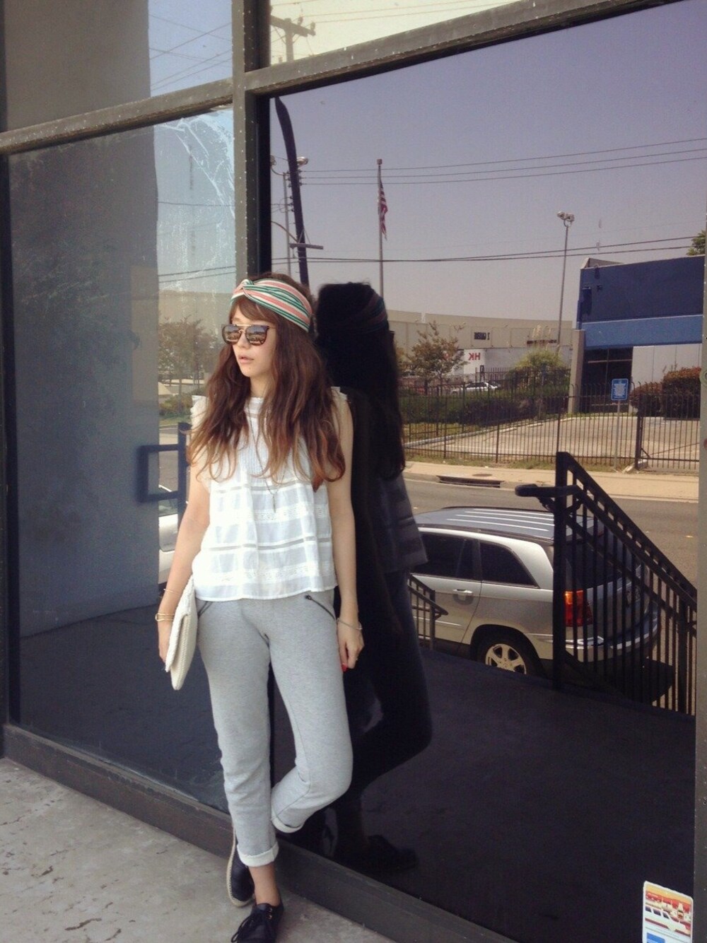 「クラッチバッグ、ヘアバンド、ターバン、LIFE's#203、TODAYFUL、LIFEs、スウエットパンツ」｜「TODAYFULのHand Stech Clutch(TODAYFUL)（クラッチバッグ、ベージュ系）」を使った、Piさん（レディース・165cm）の夏コーディネートの1枚目の写真