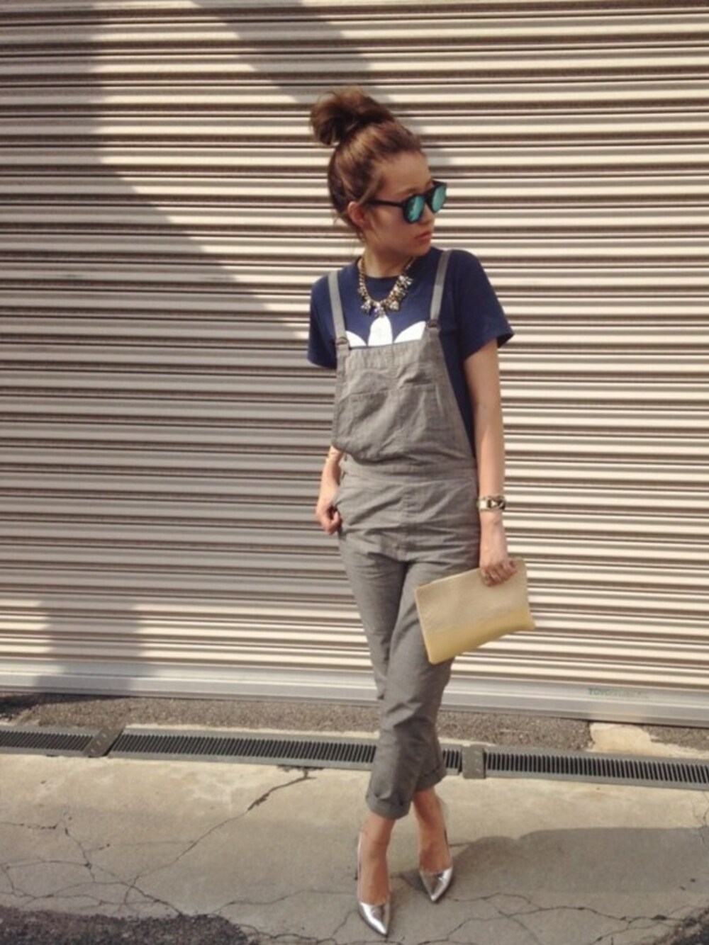 「vintage、サロペット、千鳥柄、CELINE、スポーツミックス、TODAYFUL、manolo blahnik」｜「TODAYFULのアイテム（サングラス、ブラック系）」を使った、Piさん（レディース・165cm）の秋コーディネートの1枚目の写真