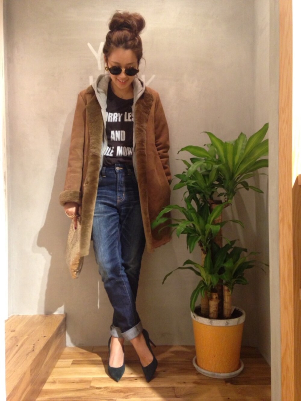 「ムートンコート、LIFE's#203、TODAYFUL、アウター×グレーパーカー」｜「TODAYFULのムートンコート（ムートンコート、イエロー系）」を使った、Piさん（レディース・165cm）の冬コーディネートの1枚目の写真