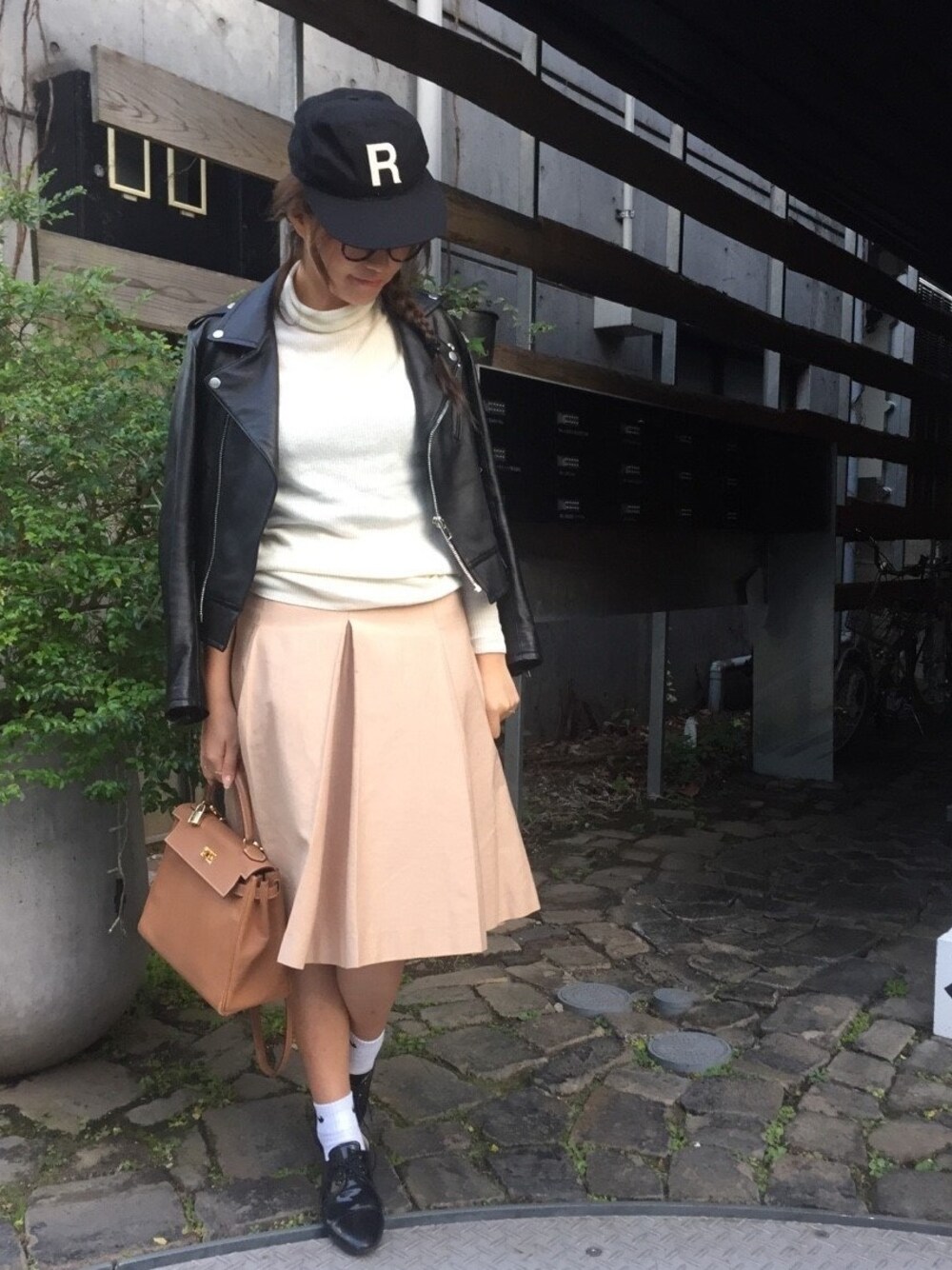 「TODAYFUL、白タートルネック、ライダース、CAP、三つ編み」｜「TODAYFULのレザーライダースジャケット（ライダースジャケット、ブラック系）」を使った、Piさん（レディース・165cm）の冬コーディネートの1枚目の写真