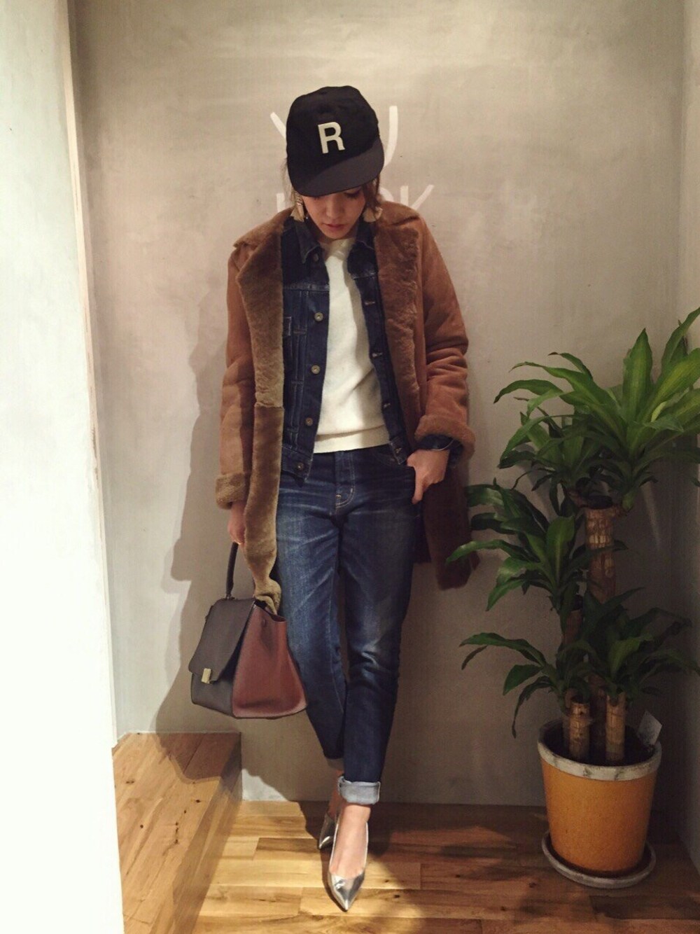「TODAYFUL、LIFE's#203、インディゴデニム」｜「TODAYFULのムートンコート（ムートンコート、イエロー系）」を使った、Piさん（レディース・165cm）の冬コーディネートの1枚目の写真