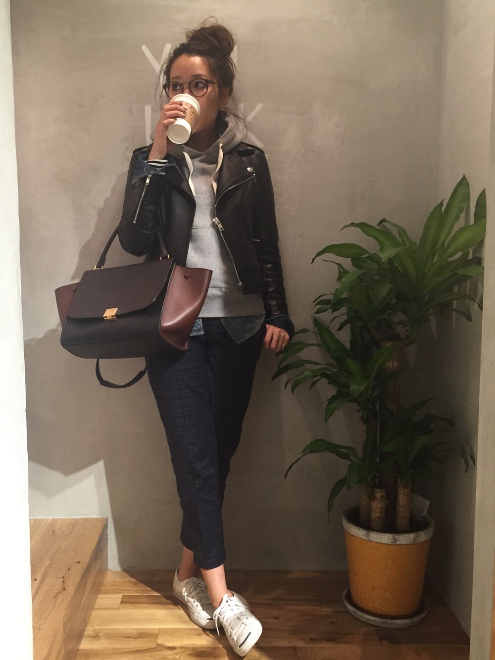 「TODAYFUL、LIFE's、CELINE、ジャックパーセル、アウター×グレーパーカー、ライダース、レザージャケット」｜「TODAYFULのLady's スタンダードプルオーバー（パーカー、グレー系）」を使った、Piさん（レディース・165cm）の冬コーディネートの1枚目の写真