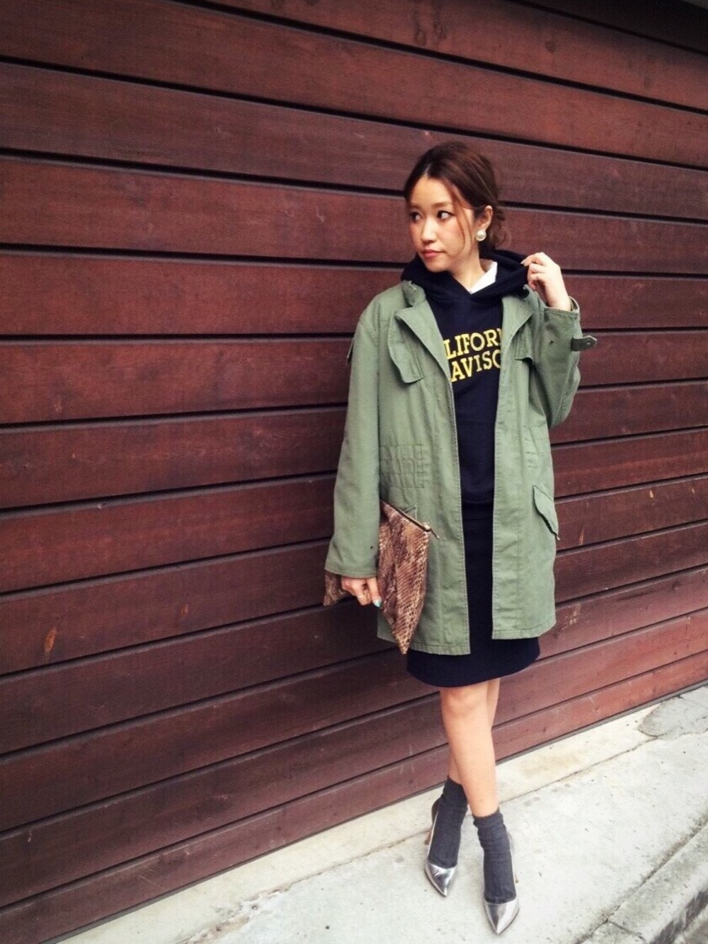 「ヒール×靴下、スウエットスカート、TODAYFUL、LIFE's#203」｜「TODAYFULのNEWパイソンクラッチ（クラッチバッグ、ブラウン系）」を使った、Piさん（レディース・165cm）の冬コーディネートの1枚目の写真