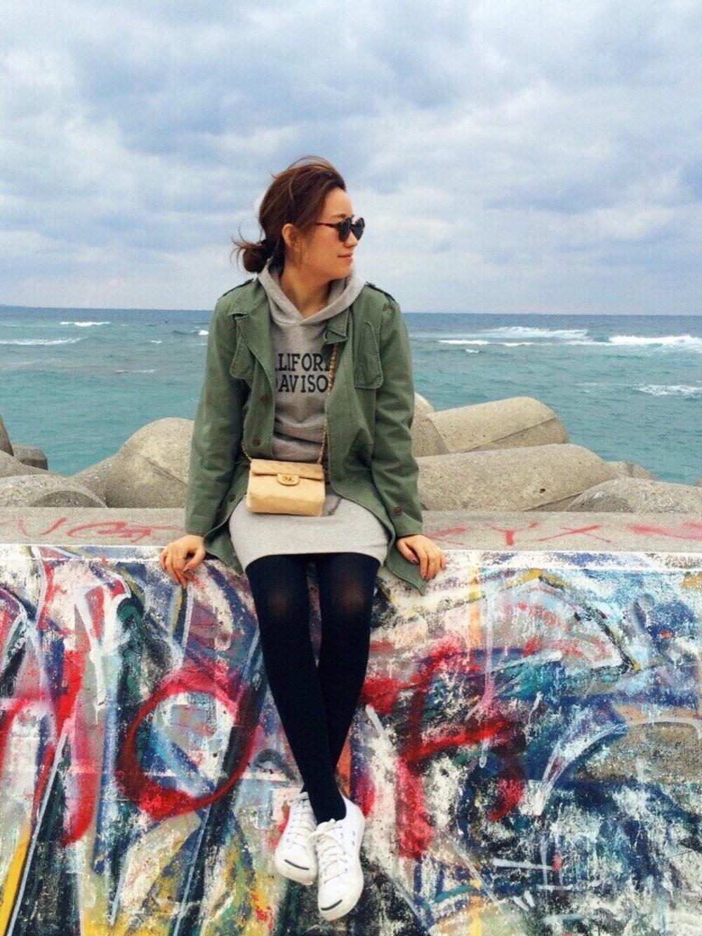 「ポシェット、TODAYFUL、ミリタリー、LIFE's#203、jack purcell、chanel」｜「TODAYFULのCALIFORNIA DAVISON パーカー（パーカー、グレー系）」を使った、Piさん（レディース・165cm）の冬コーディネートの1枚目の写真