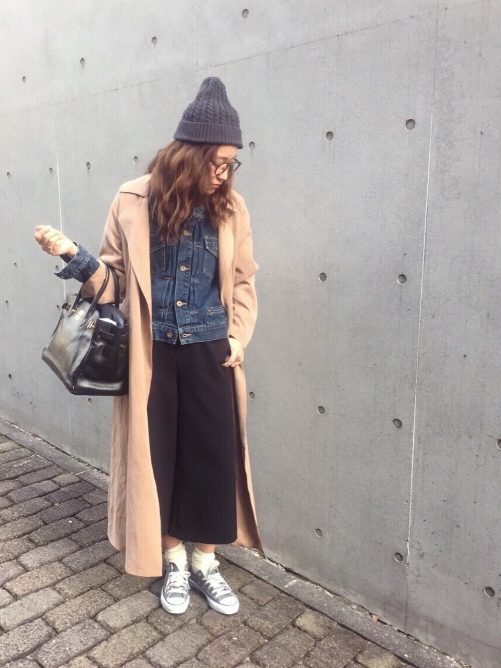 「TODAYFUL、ベージュのトレンチコート、Gジャン、ガウチョパンツ、ニットキャップ、スプリングコート」｜「TODAYFULのロングトレンチコート（トレンチコート、ベージュ系）」を使った、Piさん（レディース・165cm）の春コーディネートの1枚目の写真