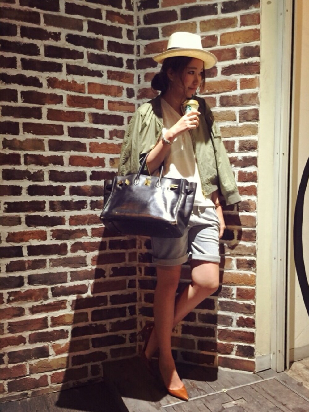 グリーン系のミリタリージャケット、グレー系のその他パンツを着用したレディースの春コーディネートの1枚目の写真