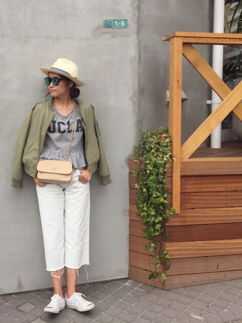「TODAYFUL、LIFE's#203、MA-1、ミラーサングラス、ボルサリーノ、chanel」｜「TODAYFULのカットオフブリーチデニム（デニムパンツ、ブルー系）」を使った、Piさん（レディース・165cm）の春コーディネートの1枚目の写真