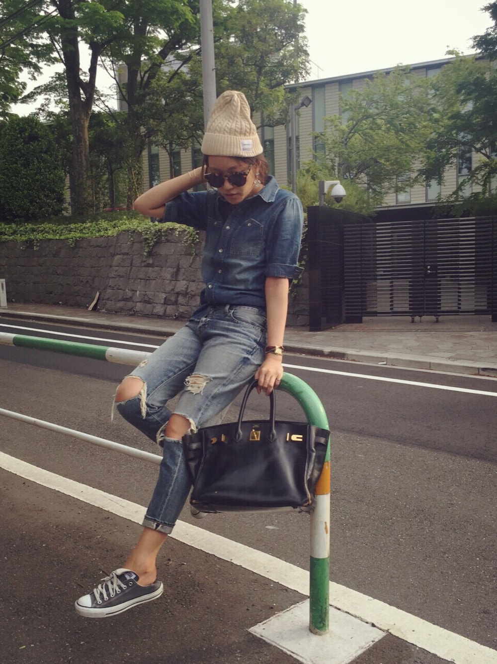 ブルー系のデニムパンツ、ブルー系のシャツ/ブラウス、ベージュ系のニットキャップ/ビーニーを着用したレディースの春コーディネートの1枚目の写真