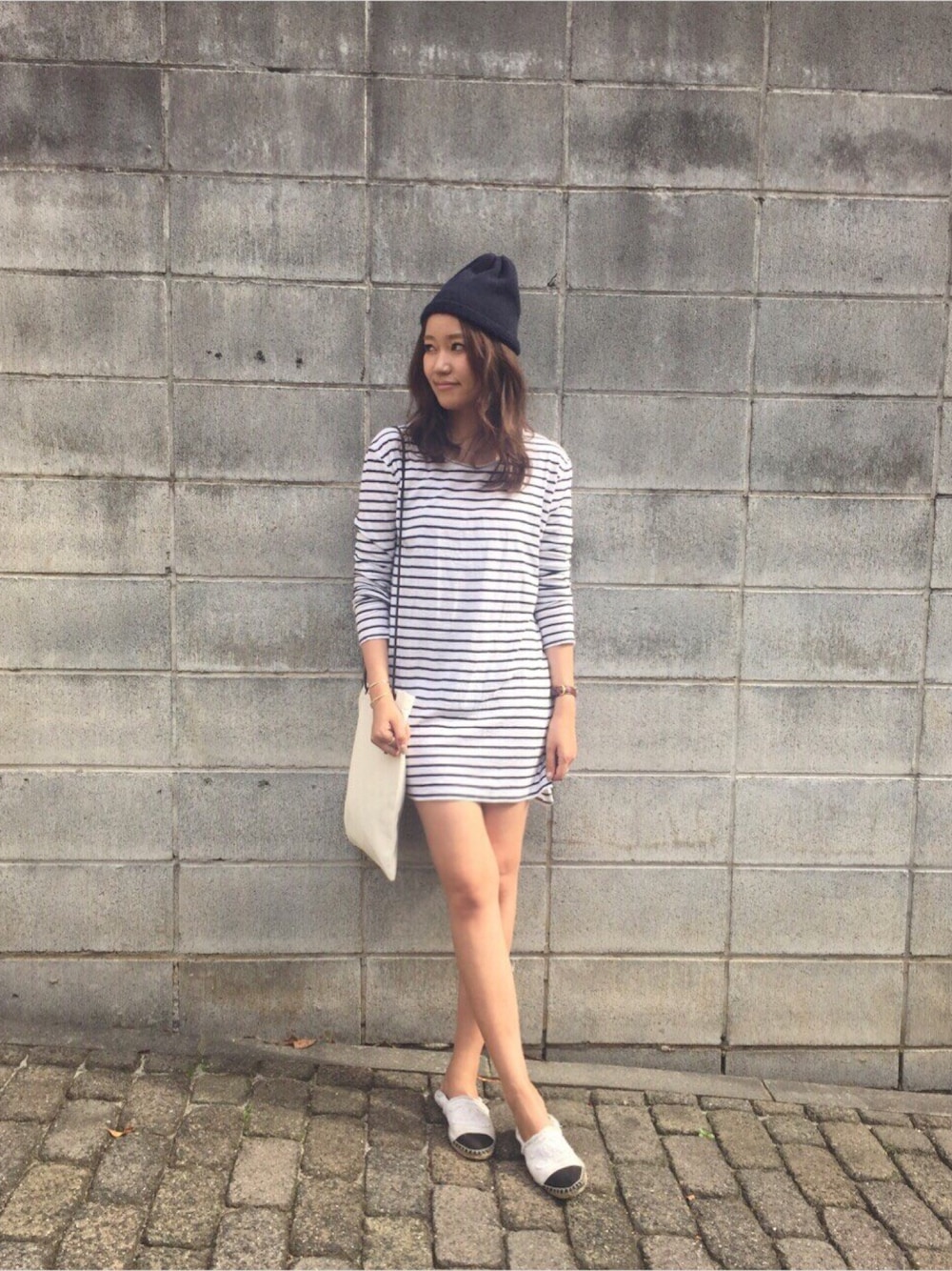 ブルー系のワンピース、ホワイト系のショルダーバッグ、ホワイト系のその他シューズを着用したレディースの春コーディネートの1枚目の写真