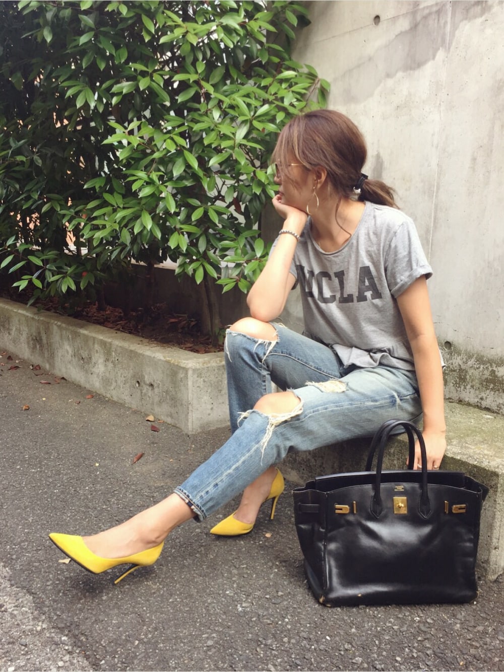 「TODAYFUL、CELINE、ぺプラムトップス、ロゴT、デニム、ダメージデニムパンツ」｜「TODAYFULのペプラムロゴT（Tシャツ/カットソー、グレー系）」を使った、Piさん（レディース・165cm）の夏コーディネートの1枚目の写真