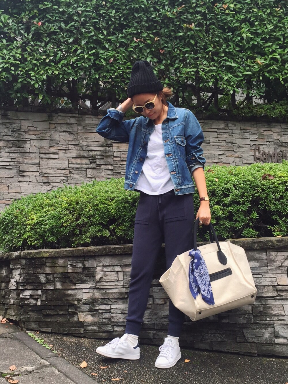 「ニットパンツ、ニット帽、TODAYFUL、CELINE」｜「TODAYFULのデニムシーンズジャケット（デニムジャケット、ブルー系）」を使った、Piさん（レディース・165cm）の秋コーディネートの1枚目の写真