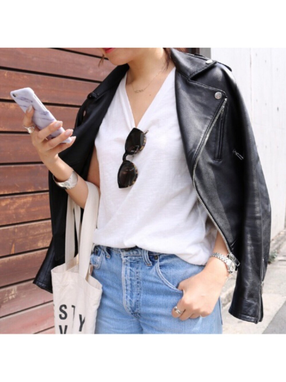 「カジュアルコーデ、シンプル、デニム、トートバッグ、TODAYFUL」｜「TODAYFULのUseful VネックTシャツ（Tシャツ/カットソー、ホワイト系）」を使った、Piさん（レディース・165cm）の春コーディネートの1枚目の写真