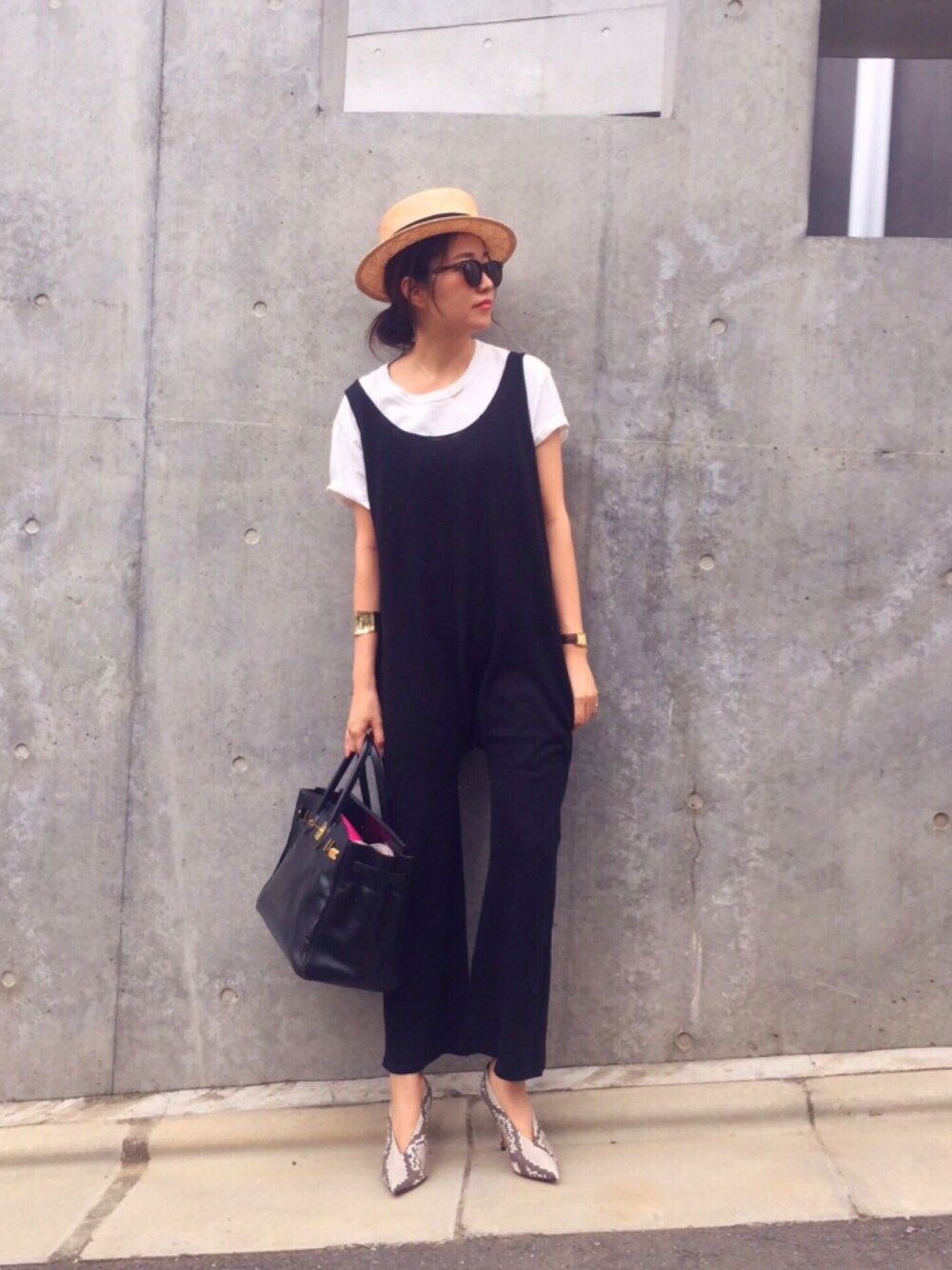 「はるコーデ、outfit、キレイめ、白Tシャツ、TODAYFUL」｜「TODAYFULのニットコンビネゾン（つなぎ/オールインワン、ブラック系）」を使った、Piさん（レディース・165cm）の春コーディネートの1枚目の写真