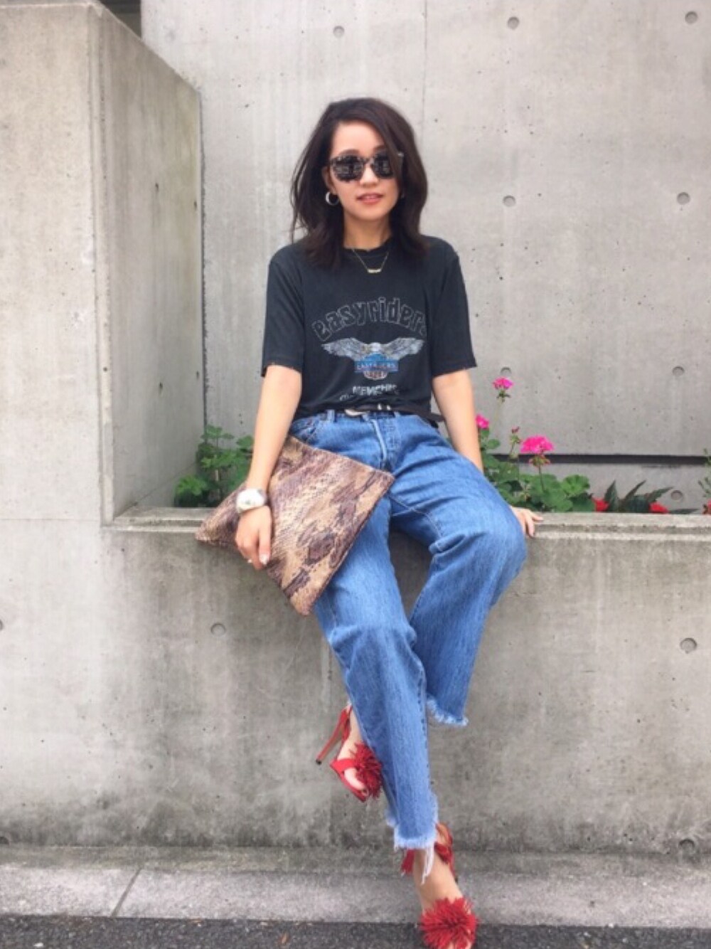 「オトナカジュアル、シンプルスタイル、サンダル、夏コーデ」｜「VINTAGEのアイテム（Tシャツ/カットソー、ブラック系）」を使った、Piさん（レディース・165cm）の夏コーディネートの1枚目の写真