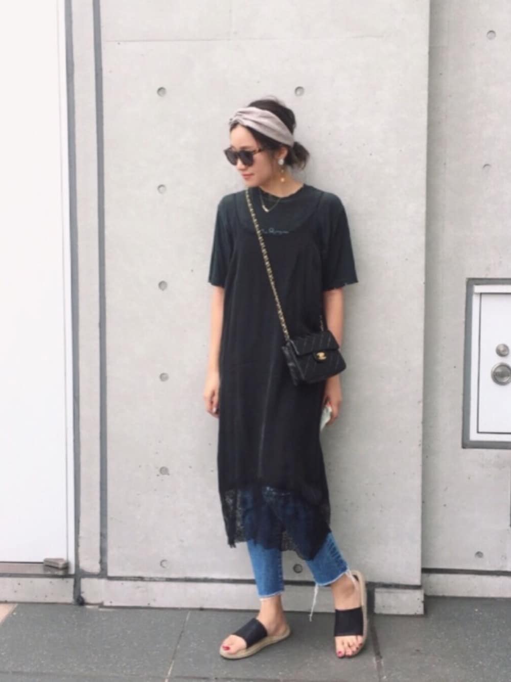 ブラック系のワンピース、ベージュ系のカチューシャを着用したレディースの夏コーディネートの1枚目の写真