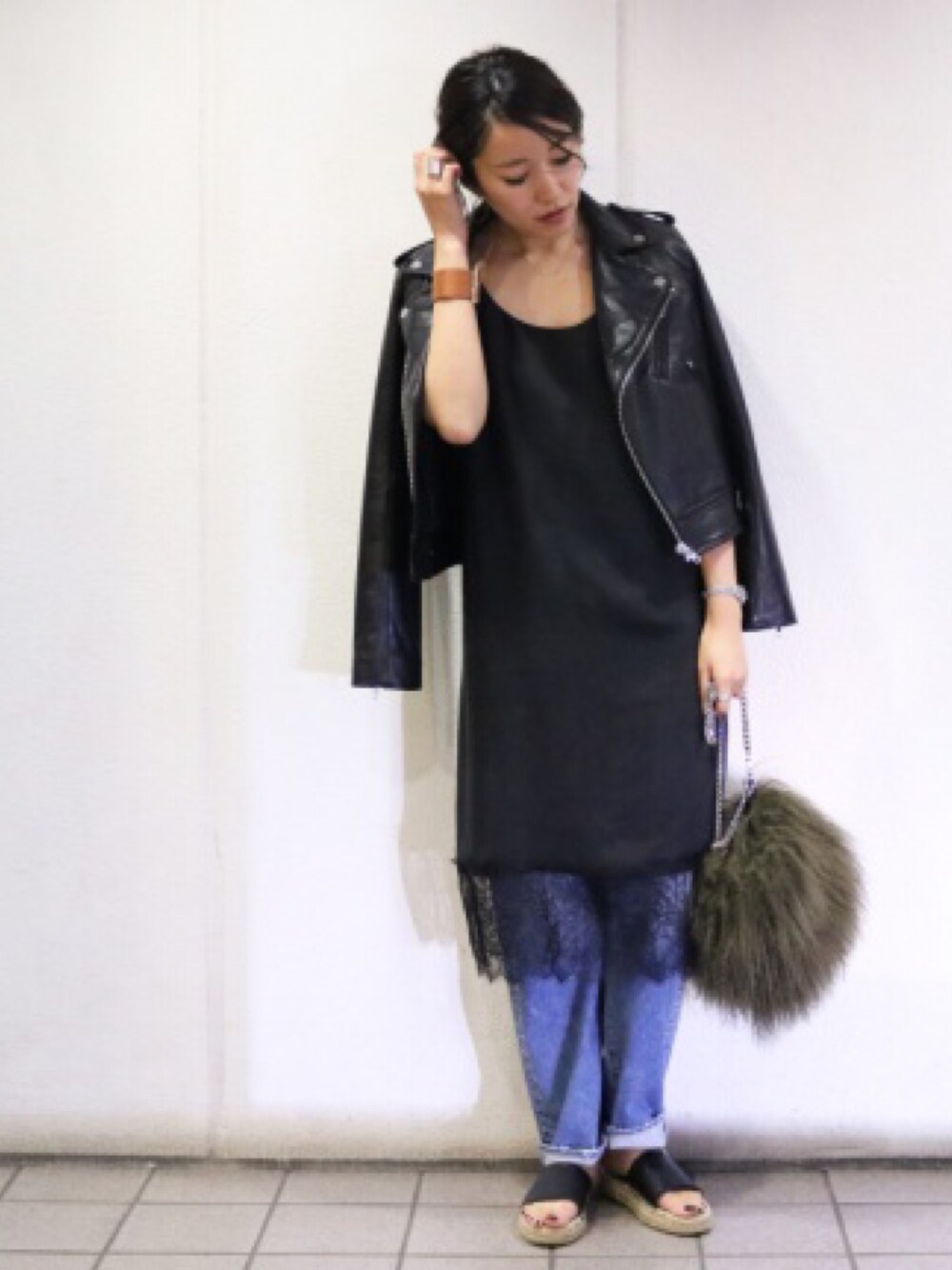 「ootd、TODAYFUL、デニム、ライダース、カジュアル」｜「TODAYFULのファーチェーンバッグ（ショルダーバッグ、グリーン系）」を使った、Piさん（レディース・165cm）の秋コーディネートの1枚目の写真