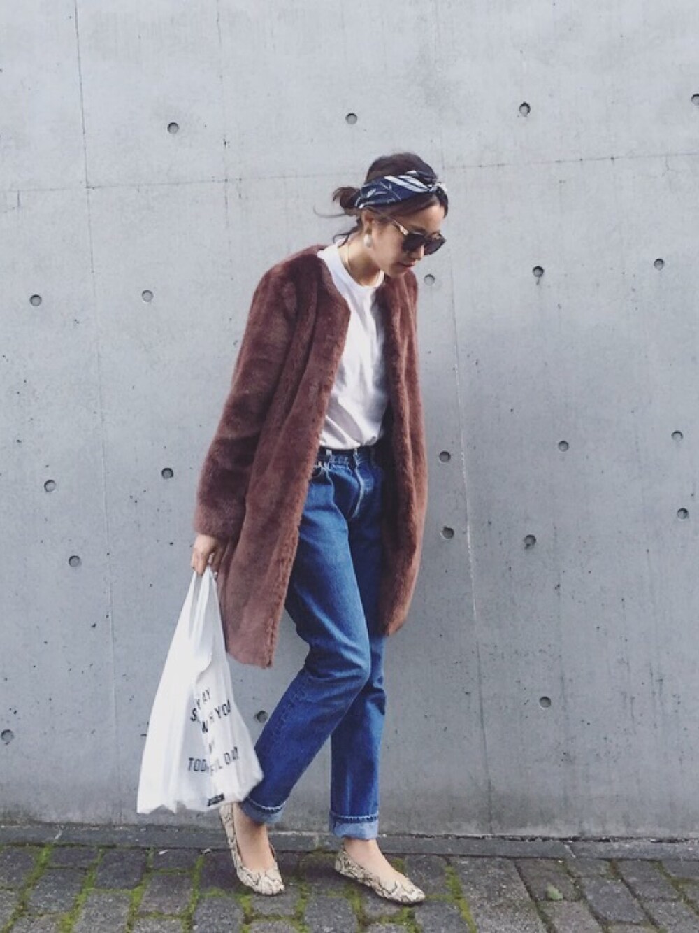「ootd、カジュアル、デニム、ファーコート、TODAYFUL」｜「TODAYFULのカラーレスファーコート（その他アウター、ブラウン系）」を使った、Piさん（レディース・165cm）の秋コーディネートの1枚目の写真