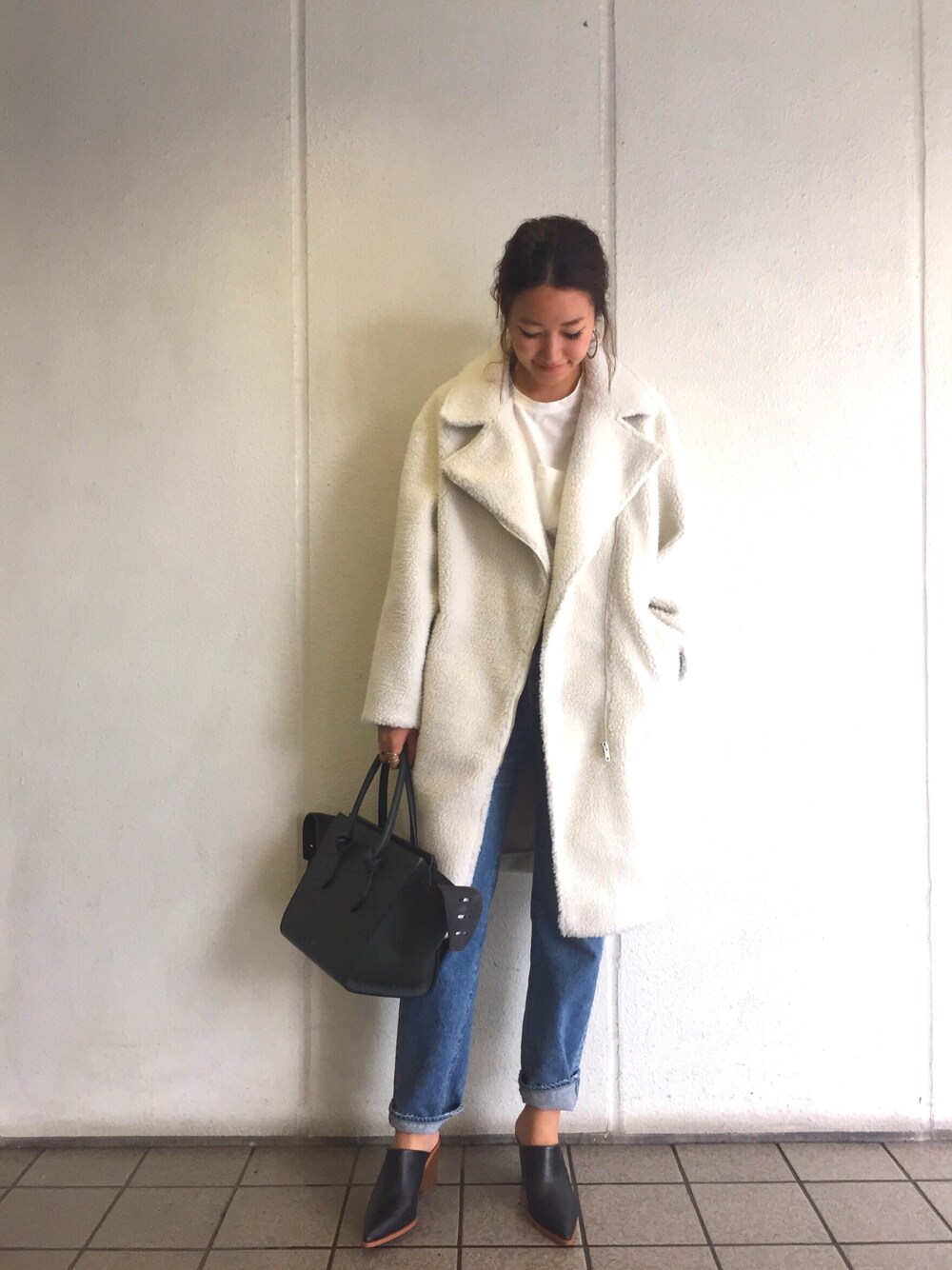 「TODAYFUL、カジュアル、コート、白、デニム」｜「TODAYFULのコークンボアコート（ピーコート、ホワイト系）」を使った、Piさん（レディース・165cm）の冬コーディネートの1枚目の写真