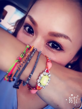 「cagliariのアイテム（ブレスレット、イエロー系）」を使った、吉川まあこさん（レディース・166cm）の夏コーディネート