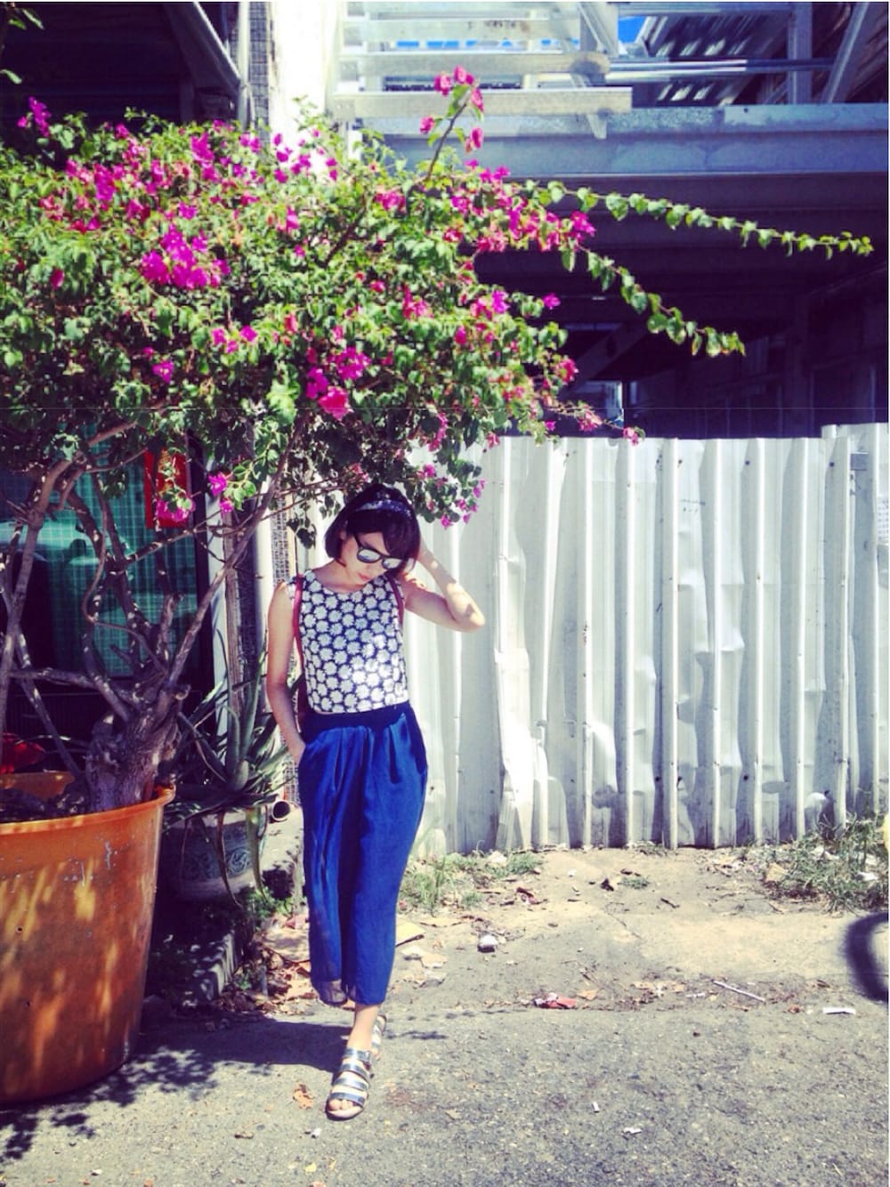 「summer、Taiwan、涼鞋、花朵、休閒甜美、Sunglasses、vintage、blue、旅行、 花紋圖案」｜「Lulusの花朵短版上衣（タンクトップ、ホワイト系）」を使った、劉桂彣さん（レディース・160cm）の夏コーディネートの1枚目の写真