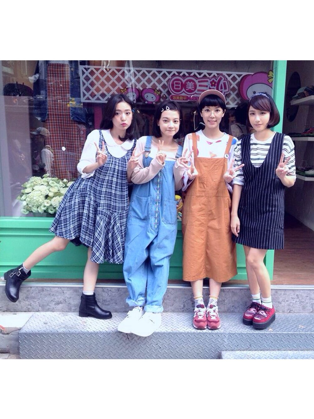 「吊帶裙、Planet、Taiwan、TAIPEI、stripe、ootd、復古、outdoor、吊帶褲 、白」｜「planetの條紋吊帶背心裙（スカート、ブラック系）」を使った、劉桂彣さん（レディース・160cm）の秋コーディネートの1枚目の写真