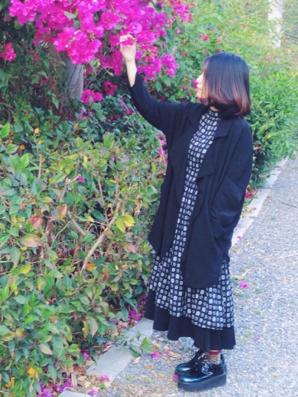 「WooPlanet、ORENDA、streetstyle、flower、blossom、kaohsiung、black、outfit」｜「planetの寶石圖案洋裝（ワンピース、ブラック系）」を使った、劉桂彣さん（レディース・160cm）の冬コーディネートの1枚目の写真