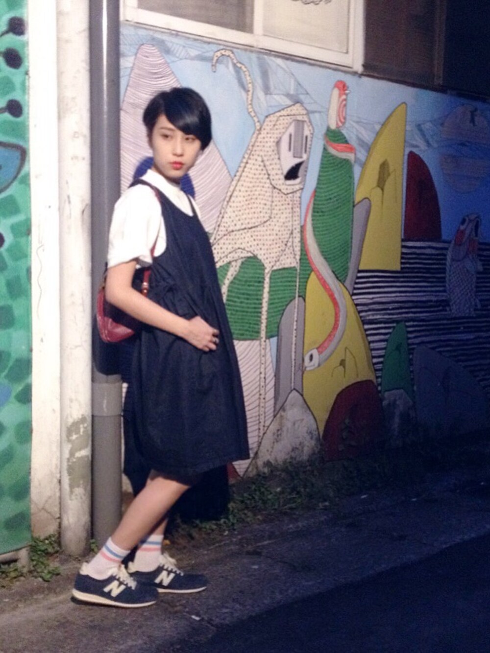 「white、denim、graffiti、NEWBALANCE、New Balance、吊帶裙」｜「planetの氣質小約會牛仔背心洋裝（ワンピース、ブルー系）」を使った、劉桂彣さん（レディース・160cm）の春コーディネートの1枚目の写真