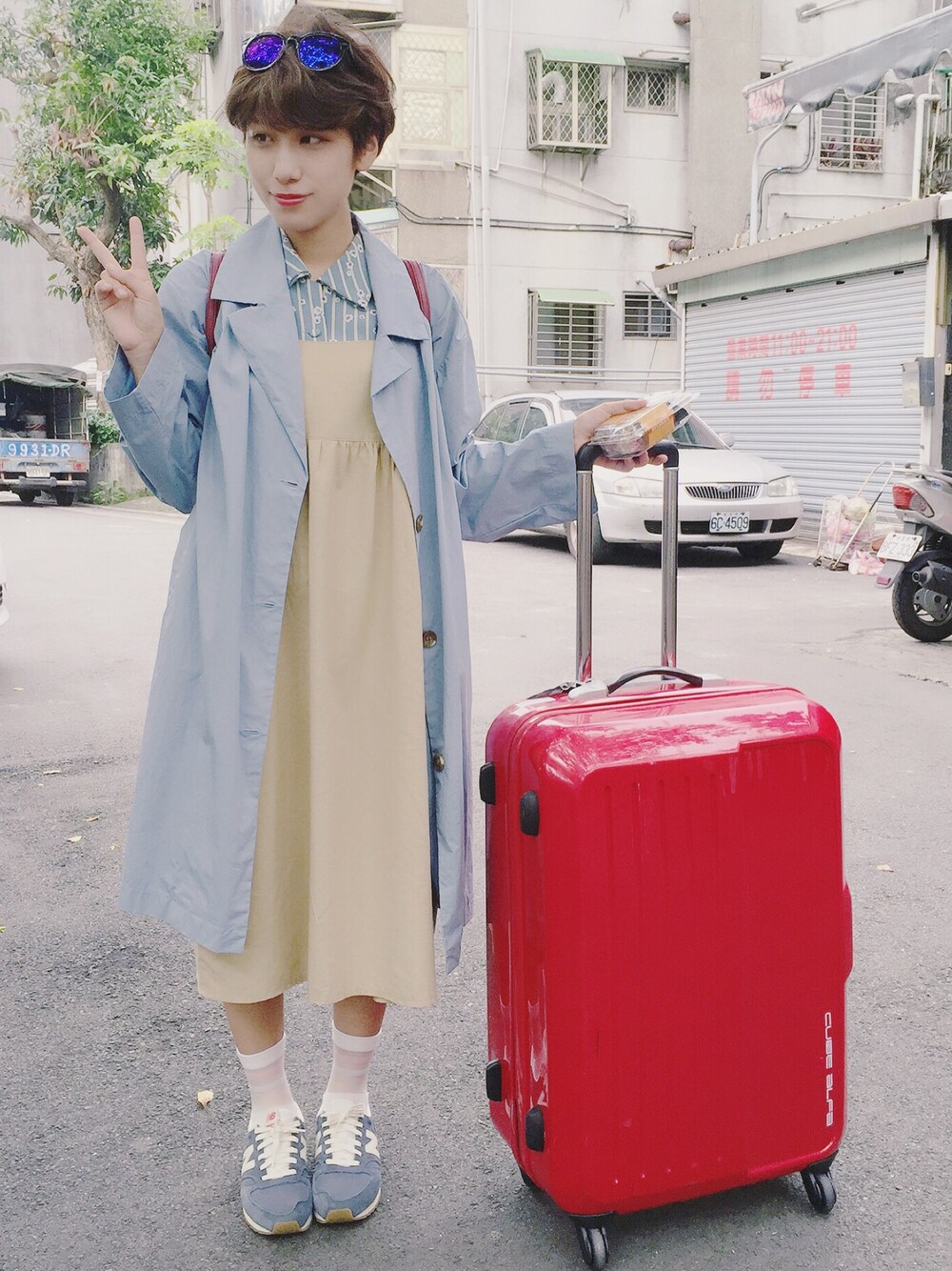 「travel、Sunglasses、ootd、dress、New Balance、NEW  BALANCE 」｜「NEW BALANCEのNew Balance '420' Sneaker (Women)（スニーカー、ブルー系）」を使った、劉桂彣さん（レディース・160cm）の秋コーディネートの1枚目の写真