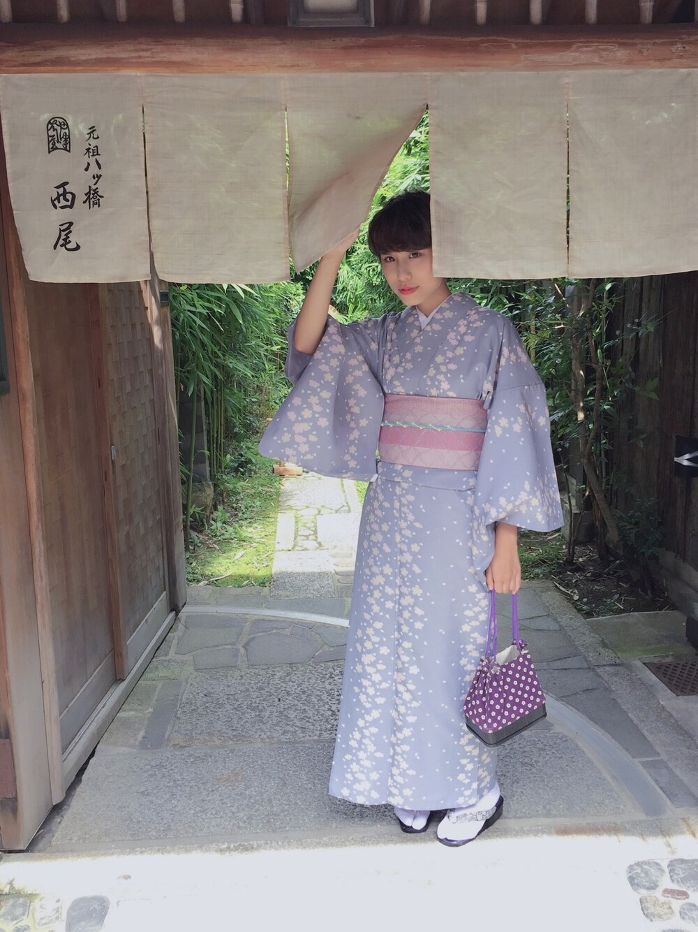「和服、日本、京都、travel、streetfashion」｜「夢館のアイテム（浴衣、ブルー系）」を使った、劉桂彣さん（レディース・160cm）の秋コーディネートの1枚目の写真