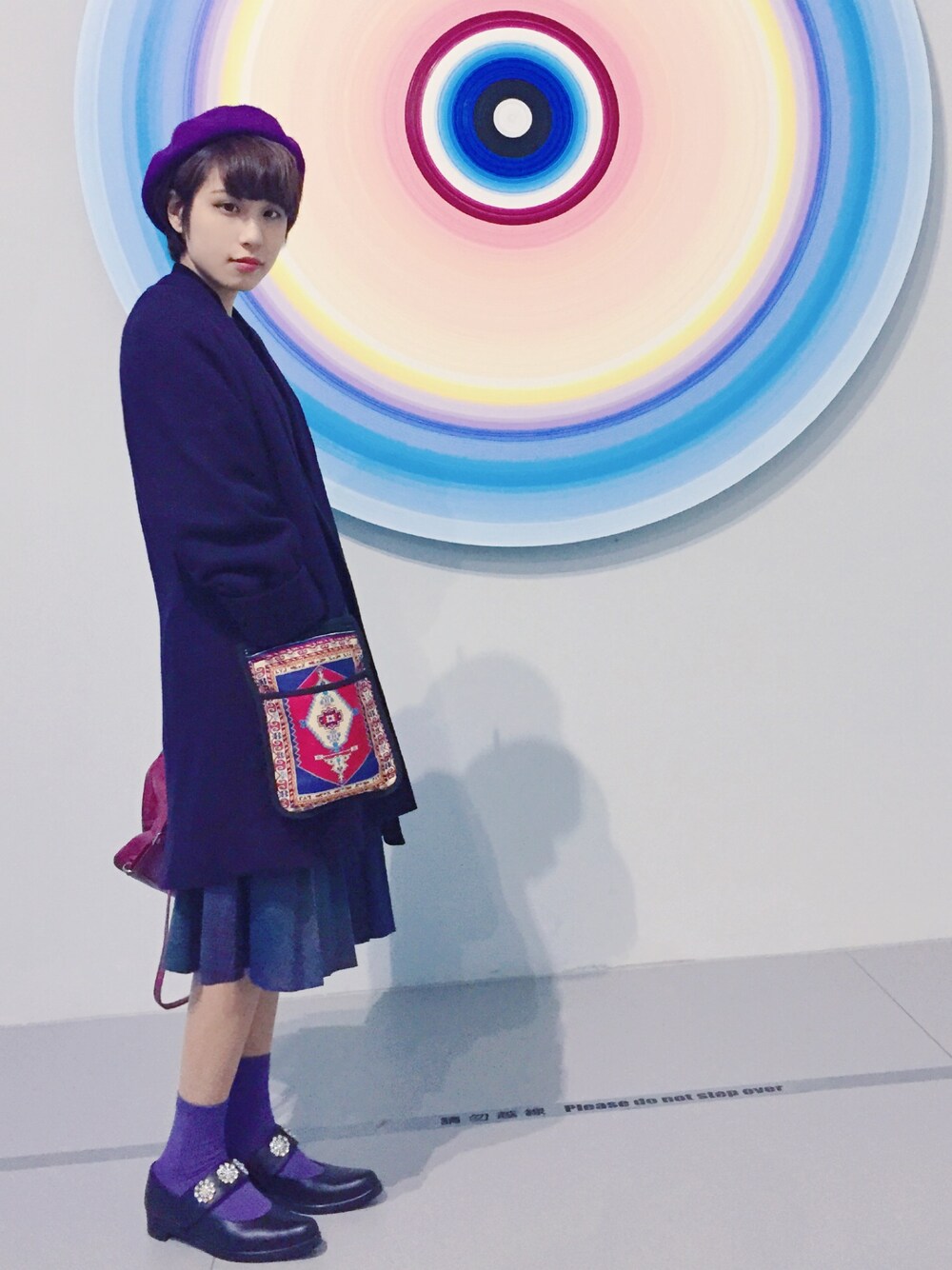 「museum、purple、vintage、Tokyo bopper、BELLY BUTTON、貝雷帽」｜「TOKYO BOPPERのアイテム（シューズ、ブラック系）」を使った、劉桂彣さん（レディース・160cm）の冬コーディネートの1枚目の写真