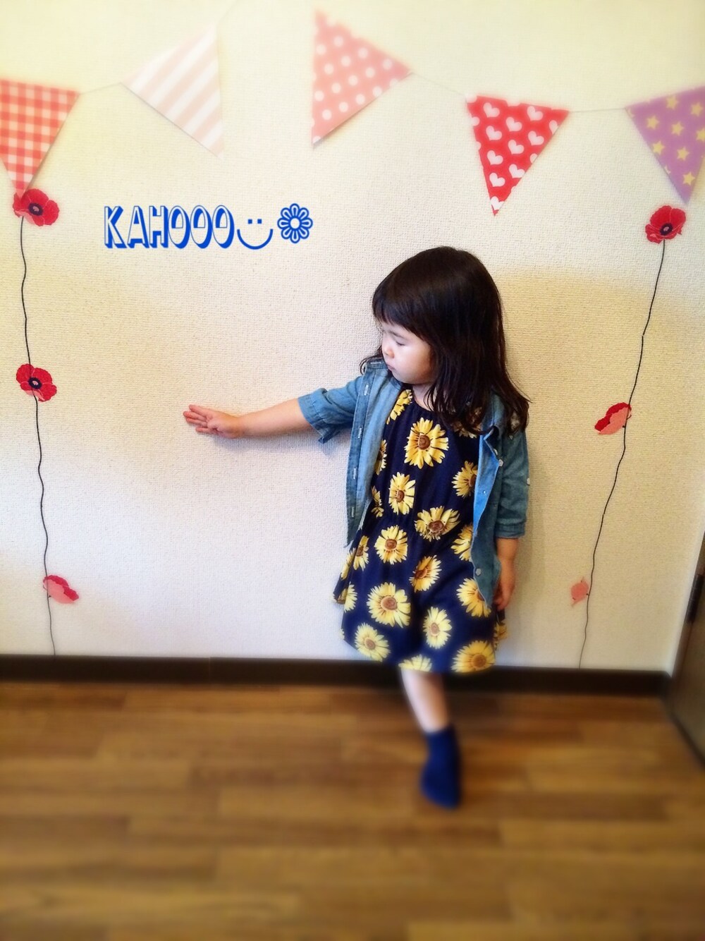 「ひまわり柄、ピクニック」｜「no brandのアイテム（ワンピース、ブルー系）」を使った、kahoooさん（キッズ・80cm）の春コーディネートの1枚目の写真