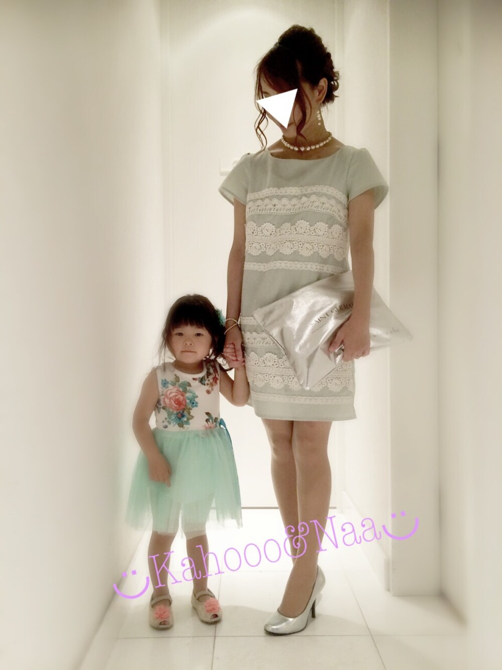 グリーン系のドレス、ベージュ系のサンダル、グリーン系のワンピースを着用したキッズの夏コーディネートの1枚目の写真