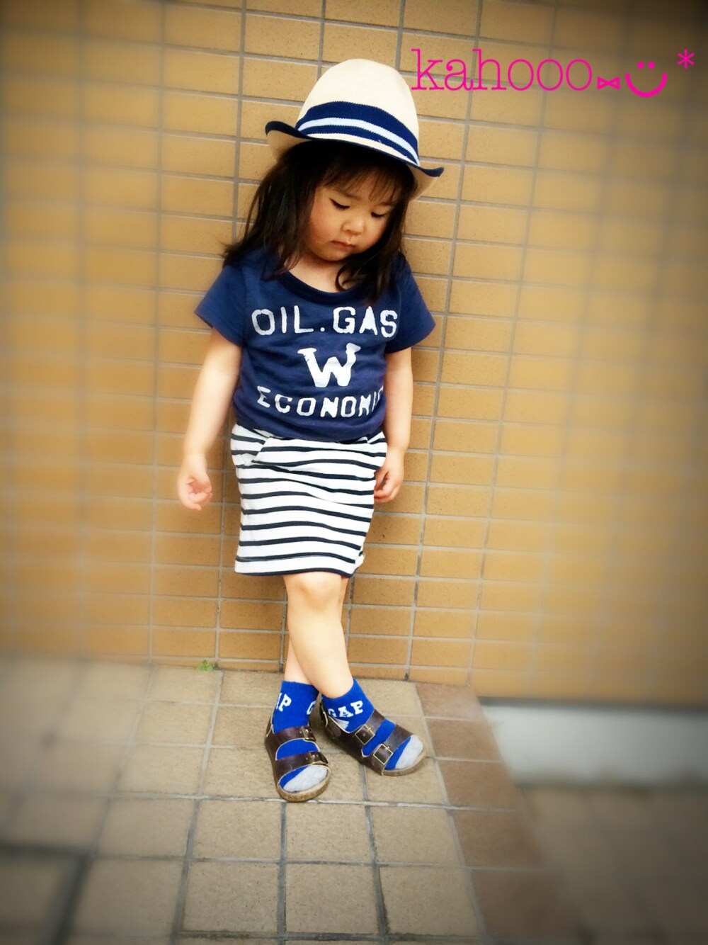 「なんてことないコーデフェス、タイトスカート、ハット、サンダルに靴下」｜「JEANS.bのアイテム（Tシャツ/カットソー、ブルー系）」を使った、kahoooさん（キッズ・80cm）の夏コーディネートの1枚目の写真