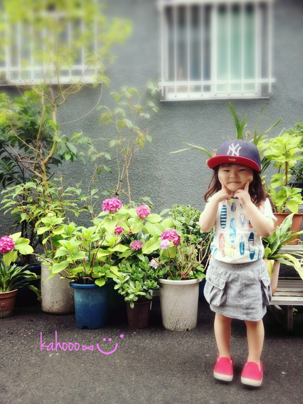 「あじさい、ニューエラ」｜「no brandのアイテム（Tシャツ/カットソー、ホワイト系）」を使った、kahoooさん（キッズ・80cm）の夏コーディネートの1枚目の写真