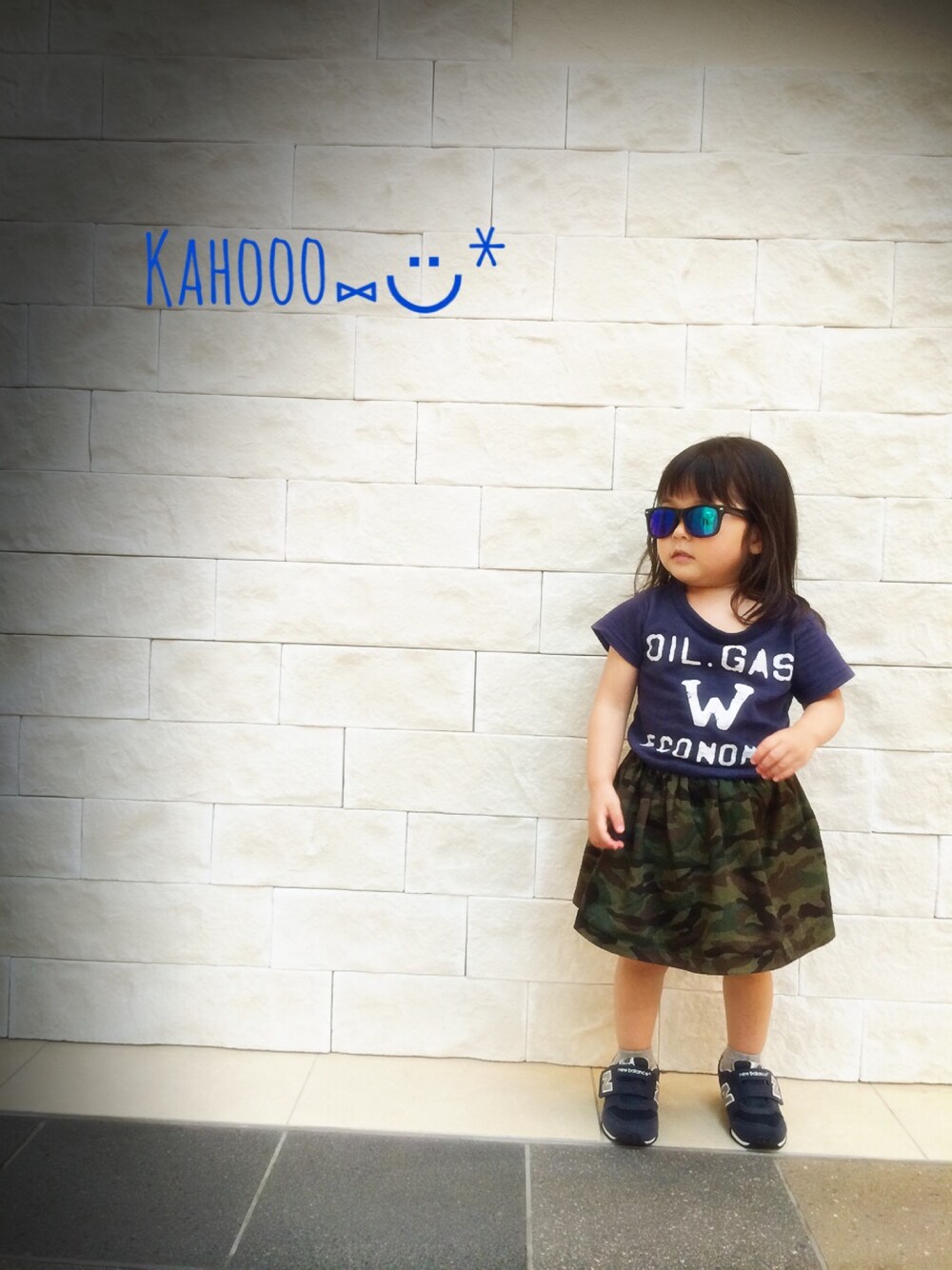 「ニューバランス、カモフラスカート、サングラス」｜「JEANS.bのアイテム（Tシャツ/カットソー、ブルー系）」を使った、kahoooさん（キッズ・80cm）の夏コーディネートの1枚目の写真
