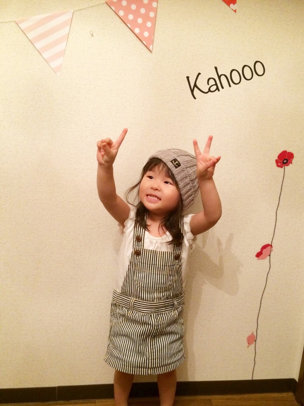 ブラック系のサロペット/オーバーオール、ホワイト系のTシャツ/カットソー、グレー系のニットキャップ/ビーニーを着用したキッズの夏コーディネートの1枚目の写真