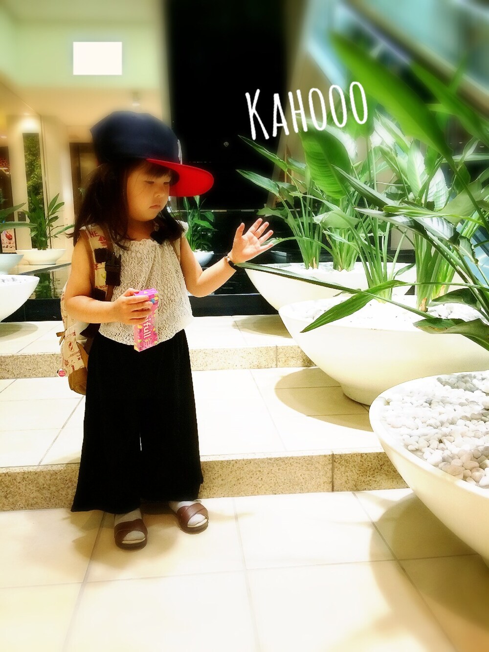 「ニューエラ、韓国子供服、ガウチョパンツ、サンダルに靴下」｜「丸高衣料のアイテム（Tシャツ/カットソー、グレー系）」を使った、kahoooさん（キッズ・90cm）の夏コーディネートの1枚目の写真