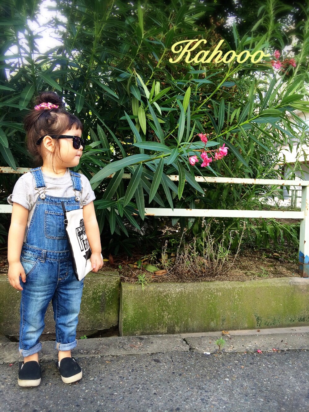 「サロペット、グレー、クラッチバッグ、おだんごヘアー、公園」｜「OLD NAVYのアイテム（Tシャツ/カットソー、グレー系）」を使った、kahoooさん（キッズ・90cm）の夏コーディネートの1枚目の写真