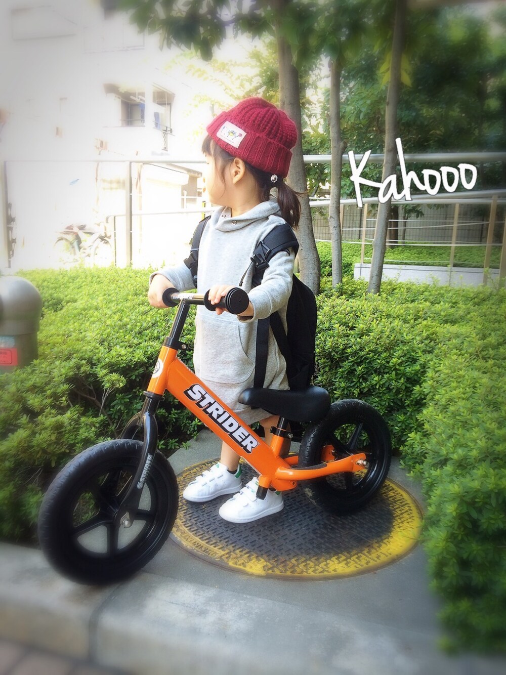 「スウェットワンピース、ニット帽、ストライダー、ストリート、公園スタイル、うしろ姿」｜「quoti use fithの裏毛ワンピース（ワンピース、グレー系）」を使った、kahoooさん（キッズ・90cm）の秋コーディネートの1枚目の写真