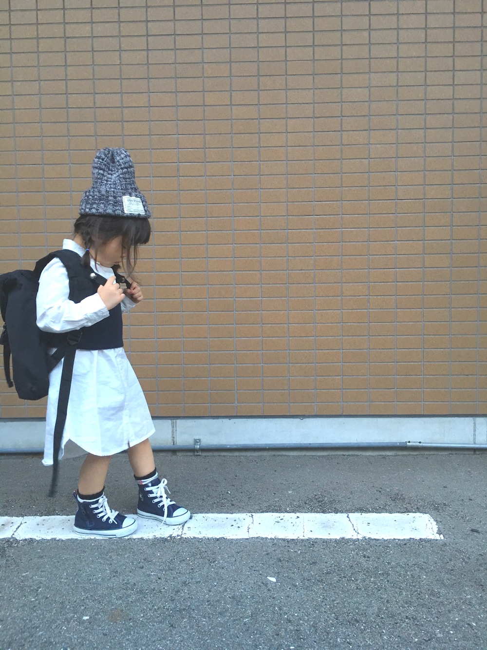 「ニット帽、シャツワンピ、ビスチェ、リュック、みつあみ」｜「CONVERSEのCHILD ALL STAR N POLOSHIRTS TC Z HI/チャイルド　オールスター　N　ポロシャツ　TC　Z　HI（スニーカー、ブルー系）」を使った、kahoooさん（キッズ・100cm）の秋コーディネートの1枚目の写真