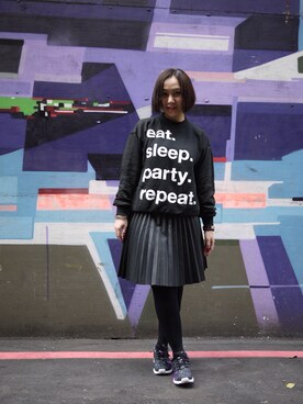 「travel」｜「アイテム（スウェット）」を使った、Christy Wongさん（レディース・160cm）の冬コーディネート