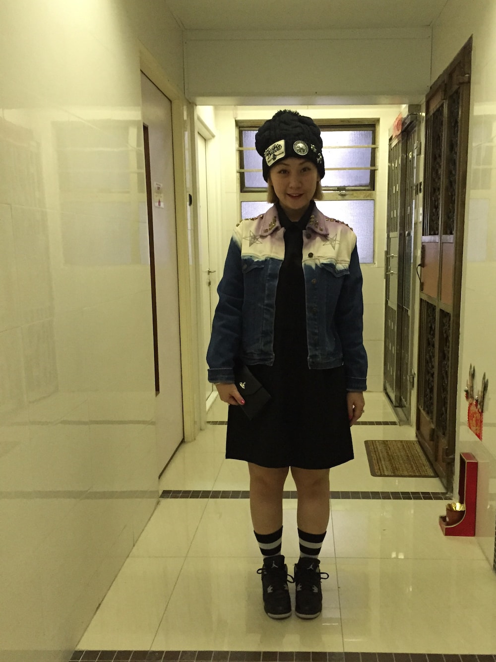「holiday、IVORY JAR、demin、black、beanie、Jordan、AIR JORDAN、Oreo」｜「AIR JORDANのAir jordan 4 retro oreo（スニーカー、ブラック系）」を使った、Christy Wongさん（レディース・160cm）の春コーディネートの1枚目の写真