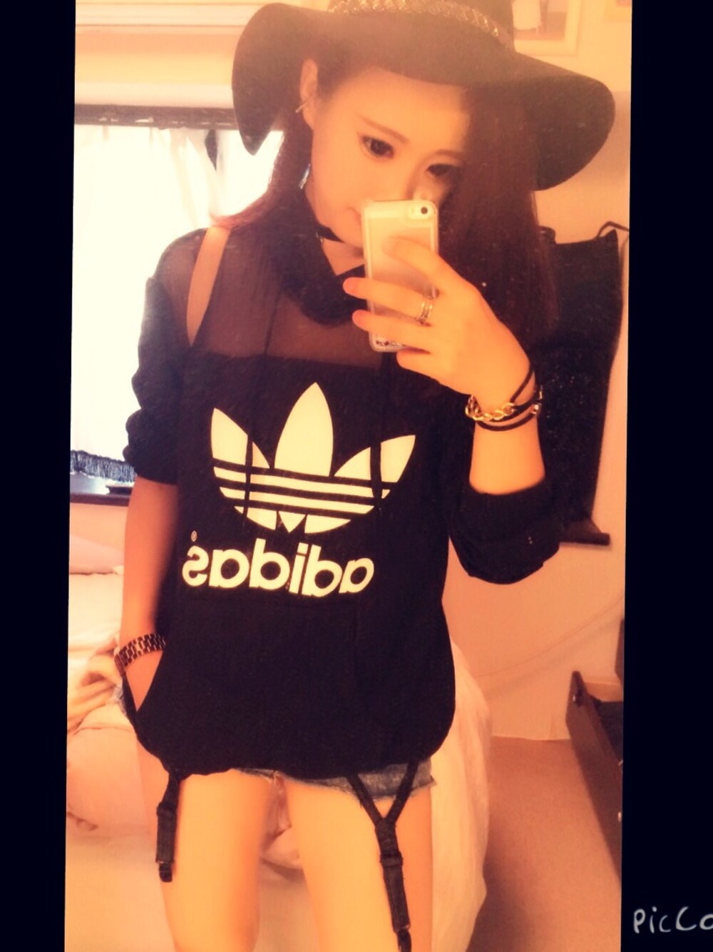 「GYDA、hat、black、adidas originals、korea、korea style、korean、korean model、model」｜「GYDAのアイテム（ブレスレット、ゴールド系）」を使った、김소내さん（レディース・167cm）の秋コーディネートの1枚目の写真