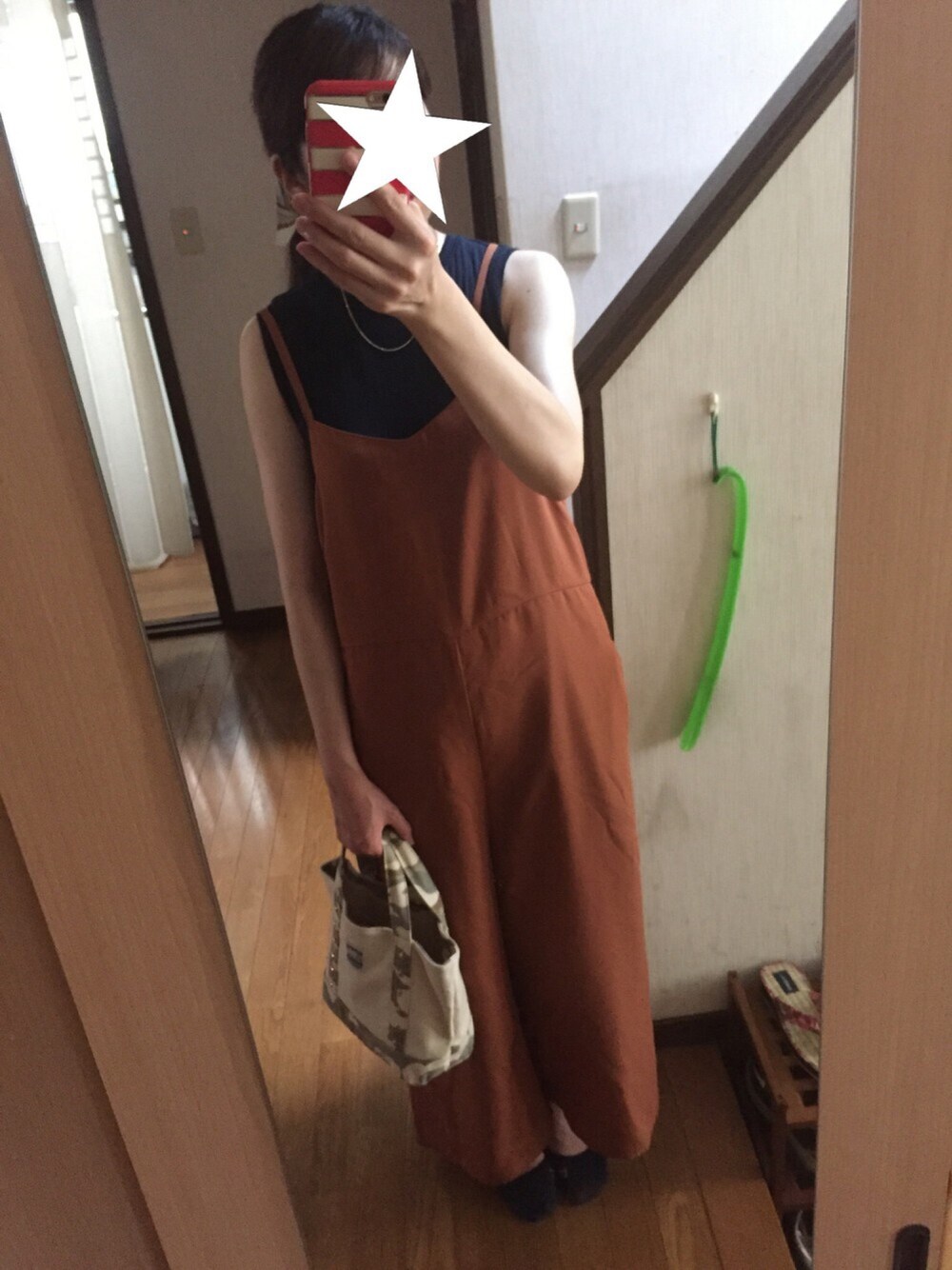 ブルー系のTシャツ/カットソー、その他のサロペット/オーバーオール、ホワイト系のトートバッグを着用したレディースの夏コーディネートの1枚目の写真