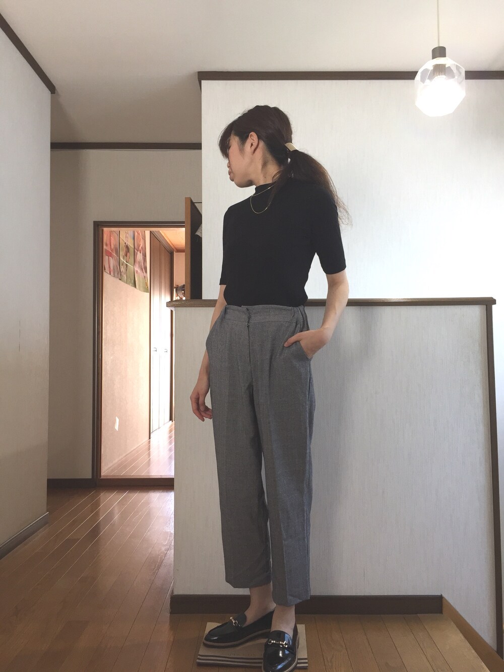 ブラック系のTシャツ/カットソー、グレー系のその他パンツ、ブラック系のその他シューズを着用したレディースの秋コーディネートの1枚目の写真